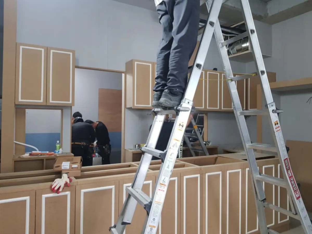 클래식 몰딩이 돋보이는 32평 카페 시공현장